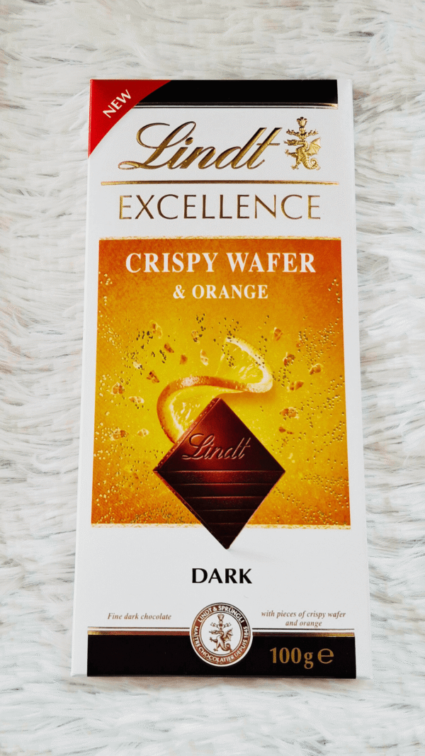 Lindt excellence étcsokoládé narancszselével és ostya darabokkal