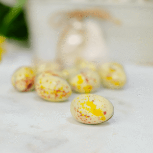 Málnás pisztáciás húsvéti töltött tojás